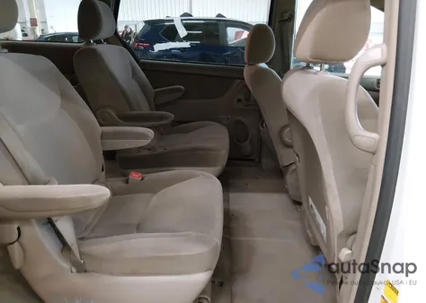 2004 Toyota Sienna Le z USA, uszkodzony, nr VIN 5TDBA23C04S026558